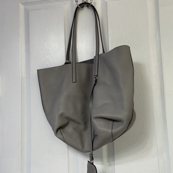 Michael Kors Izzy large reversible leather tote in Grey - Picture 5 of 10